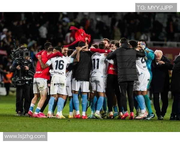 足球明星联袂演绎时尚潮流盛典精彩瞬间回顾与展望